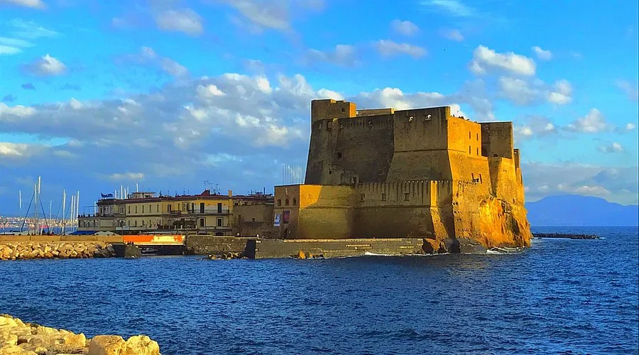 Νάπολη: Μια πόλη που σε κερδίζει με χάος, ιστορία και την καλύτερη πίτσα του κόσμου Νάπολη: Μια πόλη που σε κερδίζει με χάος, ιστορία και την καλύτερη πίτσα του κόσμου