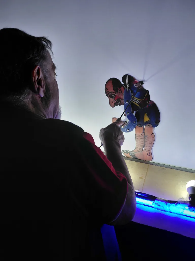 Ο Καραγκιόζης φέρνει το Πάσχα στον μπερντέ της Πάτρας με κόκκινα αυγά και πολύ γέλιο Ο Καραγκιόζης φέρνει το Πάσχα στον μπερντέ της Πάτρας με κόκκινα αυγά και πολύ γέλιο