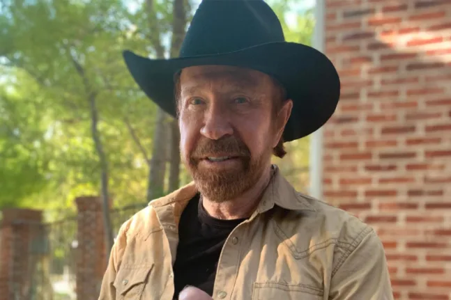 Πέθανε ο θρυλικός ηθοποιός και μαχητής Τσακ Νόρις