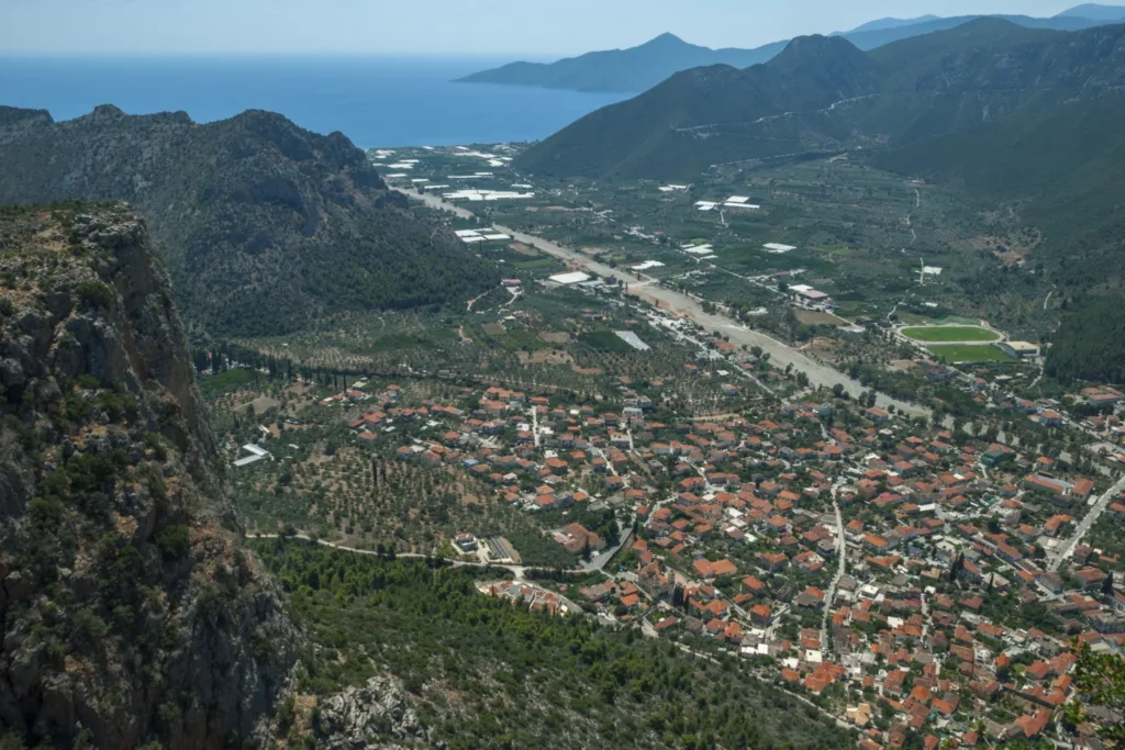 Πάσχα στην Ελλάδα: 7 προορισμοί για μια εμπειρία που μένει στη μνήμη
