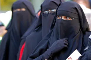 Έρχεται η απαγόρευση της μπούρκας στην Ελλάδα; Εξετάζεται το ενδεχόμενο από την κυβέρνηση