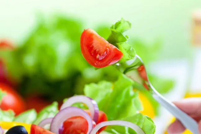 Πώς η διατροφή μπορεί να φρενάρει τη γήρανση του εγκεφάλου