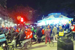 Απεργία από τους διανομείς Αχαΐας: Αλγόριθμοι καθορίζουν τις αμοιβές μας