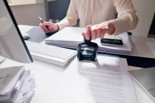 Ποιοι δημόσιοι υπάλληλοι βλέπουν αύξηση στις αποδοχές τους το 2026