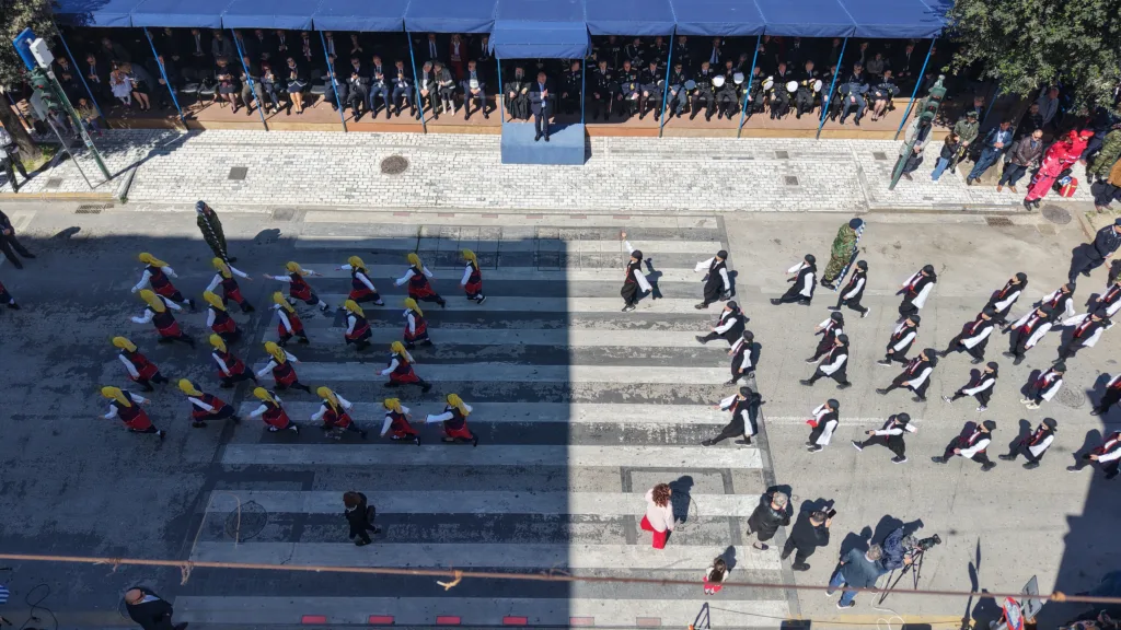 Πάτρα: Με λαμπρότητα η παρέλαση της 25ης Μαρτίου – Δείτε το εντυπωσιακό βίντεο από drone του pelop.gr