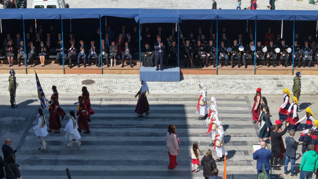 Πάτρα: Με λαμπρότητα η παρέλαση της 25ης Μαρτίου – Δείτε το εντυπωσιακό βίντεο από drone του pelop.gr