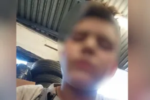 «Με τρυπούσε με κατσαβίδι και μου έκοψε το δάχτυλο», η συγκλονιστική απολογία του 17χρονου πατροκτόνου της Λέρου