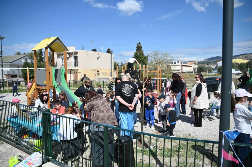 Πάτρα: Παραδόθηκε στα παιδιά της Περιβόλας η νέα παιδική χαρά στην πλατεία Μενεξέδων ΦΩΤΟ