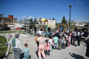 Πάτρα: Παραδόθηκε στα παιδιά της Περιβόλας η νέα παιδική χαρά στην πλατεία Μενεξέδων ΦΩΤΟ