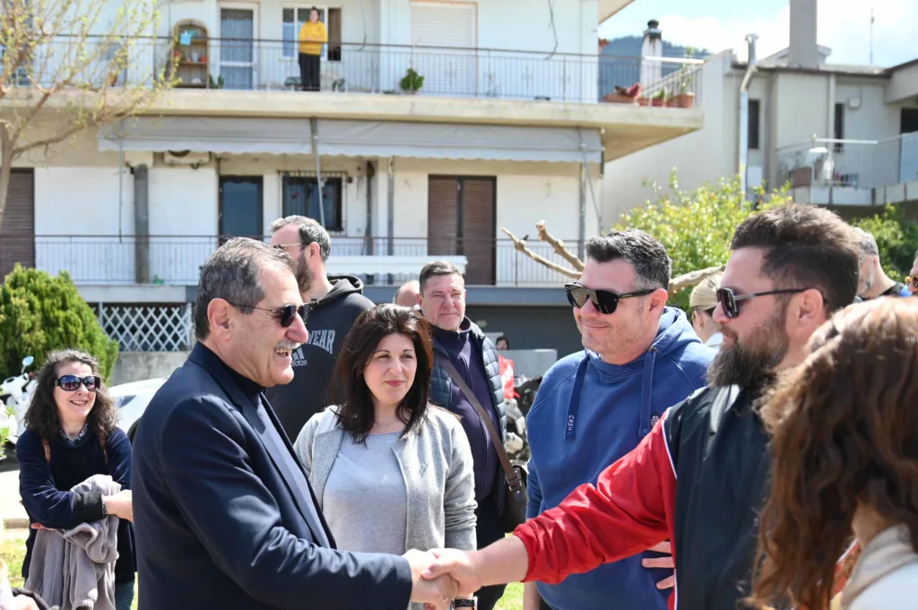 Πάτρα: Παραδόθηκε στα παιδιά της Περιβόλας η νέα παιδική χαρά στην πλατεία Μενεξέδων ΦΩΤΟ