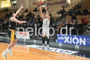 Ο Απόλλων κόντρα σε προβλήματα έκανε τη δουλειά με τη Σαρωνίδα