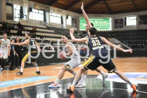 Ο Απόλλων κόντρα σε προβλήματα έκανε τη δουλειά με τη Σαρωνίδα