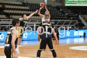 Ο Απόλλων κόντρα σε προβλήματα έκανε τη δουλειά με τη Σαρωνίδα