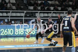 Ο Απόλλων κόντρα σε προβλήματα έκανε τη δουλειά με τη Σαρωνίδα