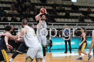 Ο Απόλλων κόντρα σε προβλήματα έκανε τη δουλειά με τη Σαρωνίδα