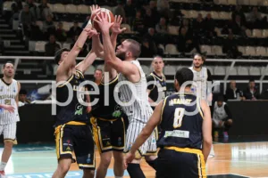 Ο Απόλλων κόντρα σε προβλήματα έκανε τη δουλειά με τη Σαρωνίδα