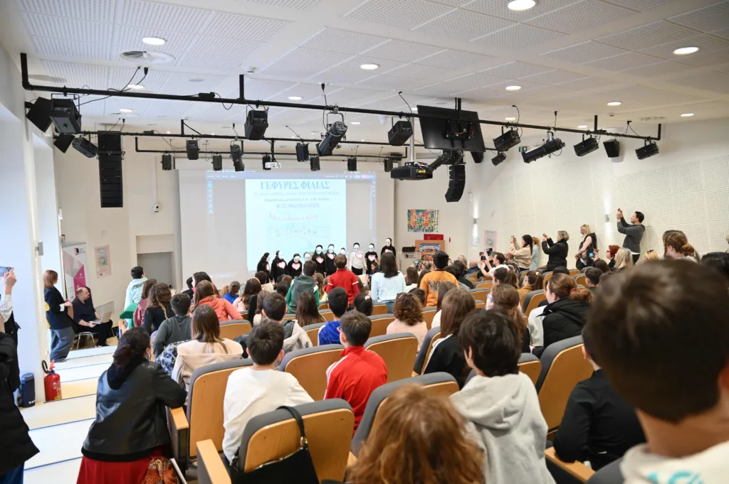 Γέφυρες φιλίας: Οι μικροί μαθητές και μαθήτριες της Αχαΐας ενώνουν τις φωνές τους κατά της βίας