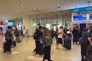 «Είδαμε θραύσματα να πέφτουν δίπλα μας», συγκλονίζουν οι μαρτυρίες Ελλήνων που επέστρεψαν με πτήσεις επαναπατρισμού