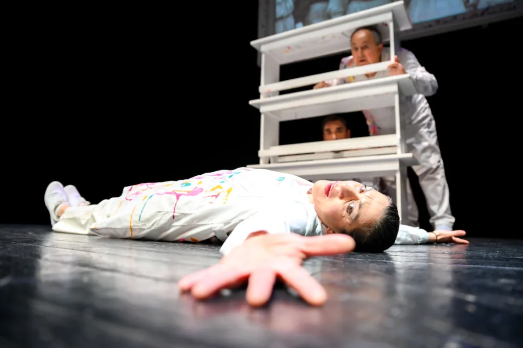 Πάτρα: «100 χρόνια τρέλας» στο Θέατρο Μπάρρυ – Οι θρυλικές μορφές της πόλης ανεβαίνουν στη σκηνή