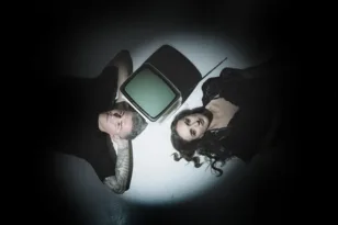 «Ζωή εκτός Οθόνης» στην Πάτρα: Μια μουσική αφήγηση μνήμης στο Royal Theater