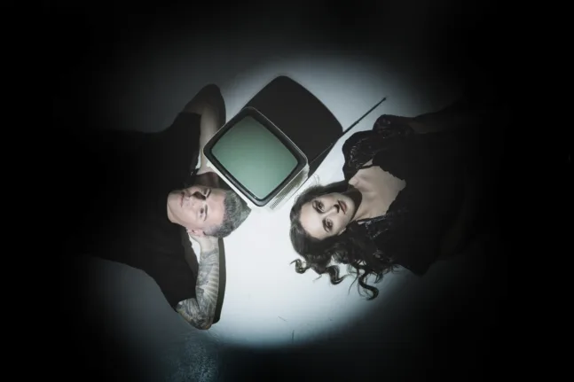 «Ζωή εκτός Οθόνης» στην Πάτρα: Μια μουσική αφήγηση μνήμης στο Royal Theater