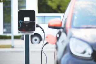 Ηλεκτρικά οχήματα και πετρέλαιο: Πόσα βαρέλια εξοικονομήθηκαν μέσα σε έναν χρόνο