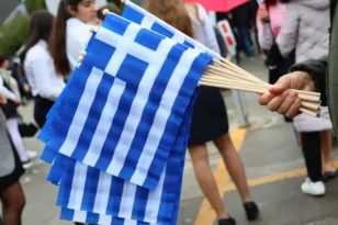 Μαθητές στην παρέλαση της 25ης Μαρτίου φώναζαν συνθήματα υπέρ της Χρυσής Αυγής!