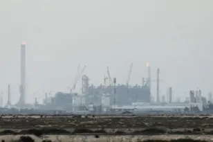 Ιράν: Νέα χτυπήματα σε διυλιστήρια και ενεργειακές εγκαταστάσεις στον Κόλπο – Κλιμακώνεται η πίεση στις πετρελαιοπαραγωγές χώρες