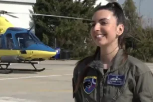 «Ο ουρανός δεν ανήκει σε κανένα φύλο»: Η 27χρονη πιλότος της Πολεμικής Αεροπορίας που μιλά για πείσμα, πτήση και αποστολή