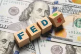 Fed: «Παγώνει» τα επιτόκια