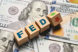 Fed: «Παγώνει» τα επιτόκια