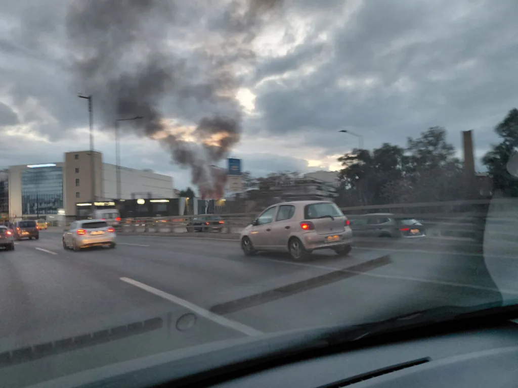 Φωτιά σε αποθήκη εκκλησίας στη Λεωφόρο Λιοσίων ΦΩΤΟ