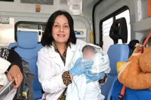 Γεννητούρια σε ασθενοφόρο στο Ηράκλειο, η πρώτη φωτογραφία του μπέμπη!