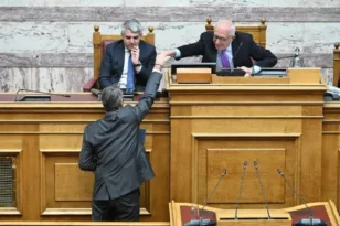 Τα 58 έκλεισε στη Βουλή ο Κυριάκος Μητσοτάκης – Οι ευχές, τα χειροκροτήματα και το «γλυκό χωρίς ζάχαρη»