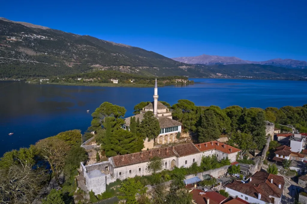 Πάσχα στην Ελλάδα: 7 προορισμοί για μια εμπειρία που μένει στη μνήμη