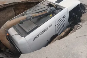 Ιωάννινα: Η γη «άνοιξε» και «κατάπιε» όχημα καθαριότητας ΦΩΤΟ-ΒΙΝΤΕΟ