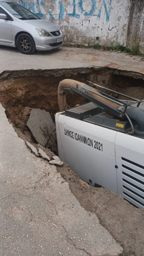 Ιωάννινα: Η γη «άνοιξε» και «κατάπιε» όχημα καθαριότητας ΦΩΤΟ-ΒΙΝΤΕΟ