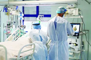 Εξουθενωμένοι οι στρατιώτες της πρώτης γραμμής στο ΕΣΥ: Υπερεργασία, άγχος, εξευτελιστικές αμοιβές