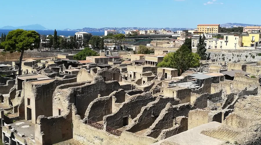 Νάπολη: Μια πόλη που σε κερδίζει με χάος, ιστορία και την καλύτερη πίτσα του κόσμου Νάπολη: Μια πόλη που σε κερδίζει με χάος, ιστορία και την καλύτερη πίτσα του κόσμου