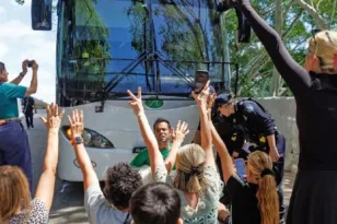 Αυστραλία: Δάκρυα και μπλόκο στο λεωφορείο των Ιρανών ποδοσφαιριστριών – Διαδηλωτές φώναζαν «σώστε τα κορίτσια»