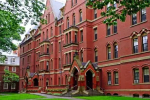 ΗΠΑ: Η κυβέρνηση Τραμπ μήνυσε το Χάρβαρντ υποστηρίζοντας ότι δεν προστατεύει τους Εβραίους και Ισραηλινούς φοιτητές του