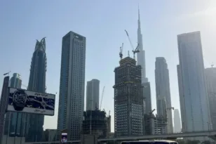 Τα Εμιράτα επιχειρούν να πλήξουν την οικονομία του Ιράν