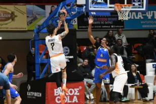 Ο Προμηθέας με Κολοσσό για να χτίσει σερί μπροστά στο κοινό του