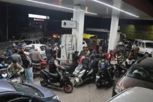 Ινδία: Χάος και επεισόδια σε πολλές πολιτείες, ουρές για καύσιμα ΒΙΝΤΕΟ