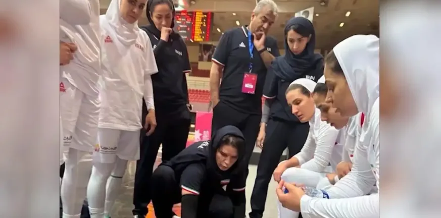 «Η εθνική γυναικών δεν βγάζει ποτέ το χιτζάμπ. «Πάντα εκεί ήταν security», συγκλονιστική μαρτυρία από την Ελληνίδα προπονήτρια του Ιράν, Ελένη Καπογιάννη