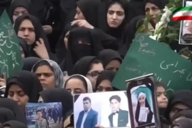 Ιράν: Θρήνος και οργή στις κηδείες των 168 μαθητριών, συνθήματα κατά Τραμπ ΒΙΝΤΕΟ