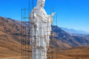 Από τα συντρίμμια στην ελπίδα: Γιγαντιαίο άγαλμα του Χριστού στα σύνορα Συρίας-Λιβάνου