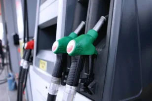 Σοκ στην αντλία! Εκτινάσσονται οι τιμές των καυσίμων – Πόσο θα αυξηθούν βενζίνη και diesel