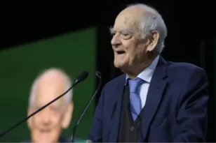 Κακλαμάνης στο Συνέδριο του ΠΑΣΟΚ: «Τόπο στα νιάτα» μέσα σε κλίμα συγκίνησης