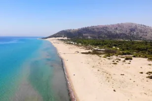 Πλήρης δικαίωση για την Καλογιά: Κατοχυρώνεται τυπικά ως δημόσιο κτήμα ο παλαιός αιγιαλός